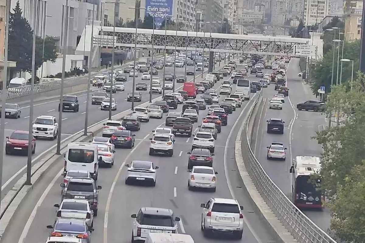 Bakının bəzi yollarında nəqliyyatın sıxlığı yaranıb