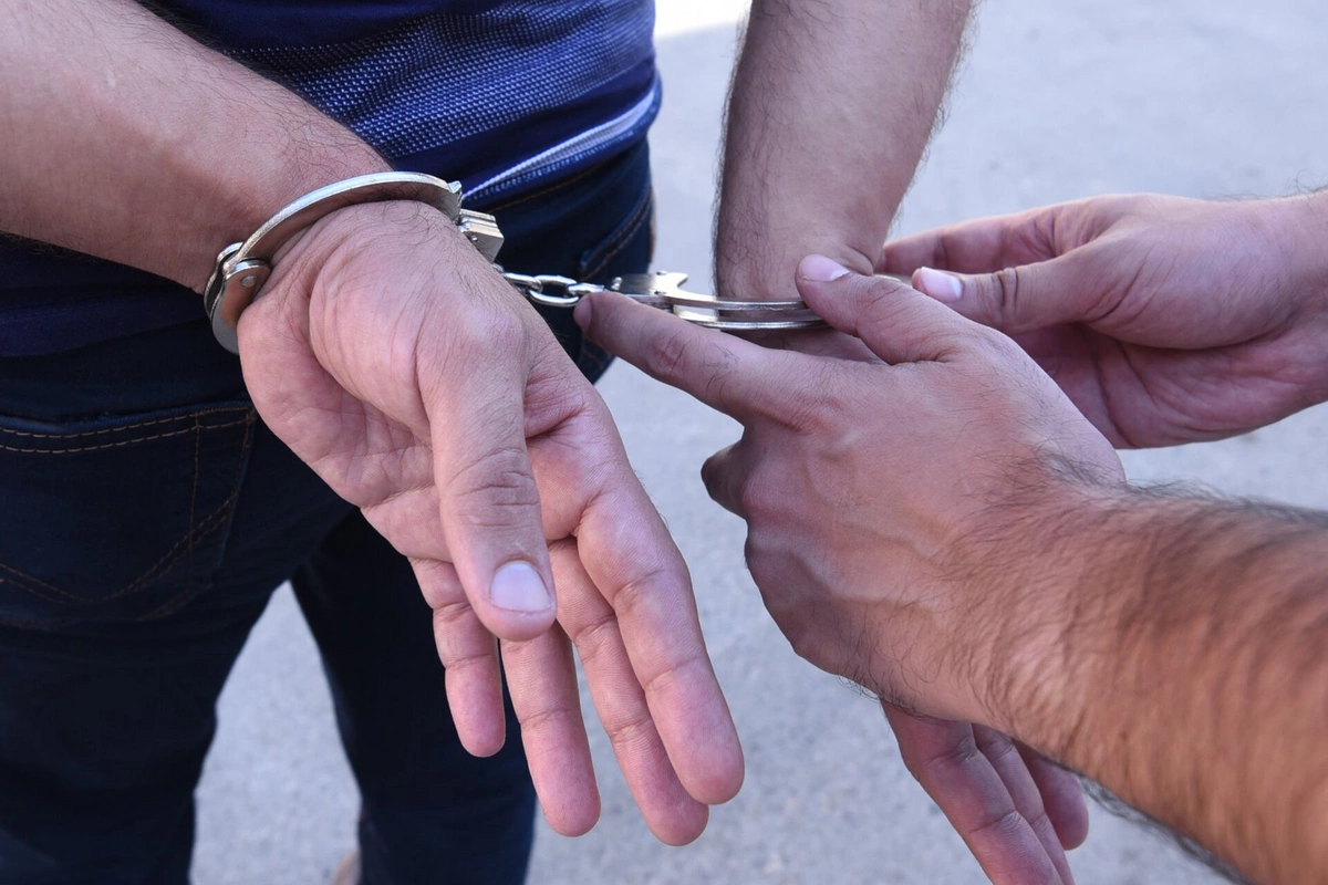 Vəzifəli şəxsin qohumu adı ilə dələduzluq edən şəxs saxlanıldı