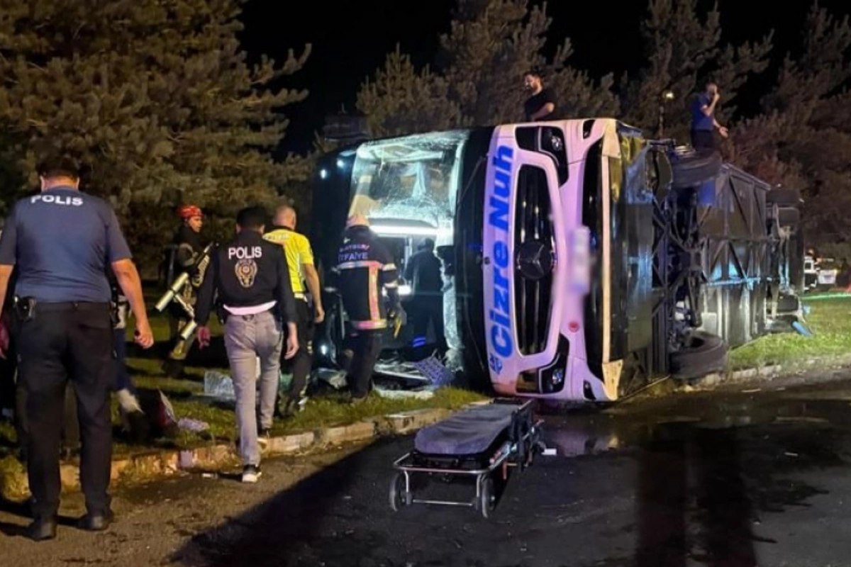 Avtobus yanacaq daşıyan maşınla toqquşdu: 35 YARALI VAR