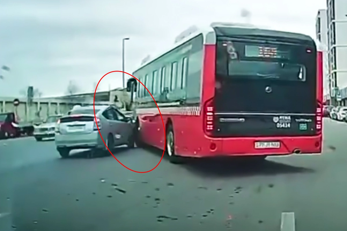 Bakıda Prius sərnişin avtobusuna çırpılıb