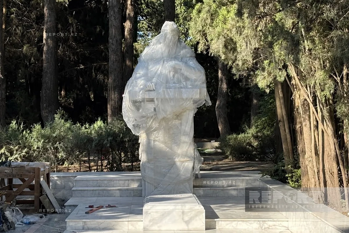 Xalq yazıçısı Elçinin Fəxri xiyabandakı qəbirüstü abidəsi hazırdır