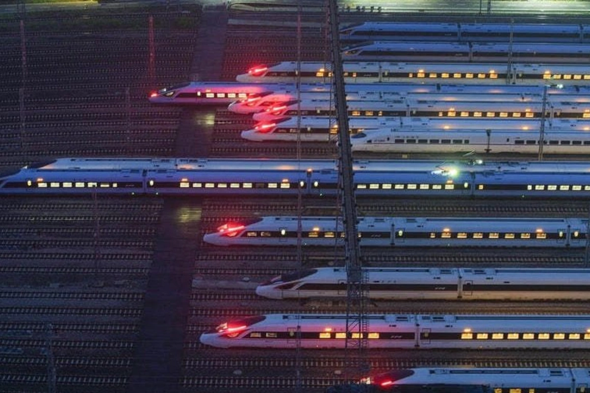 Train hits 11 people in China