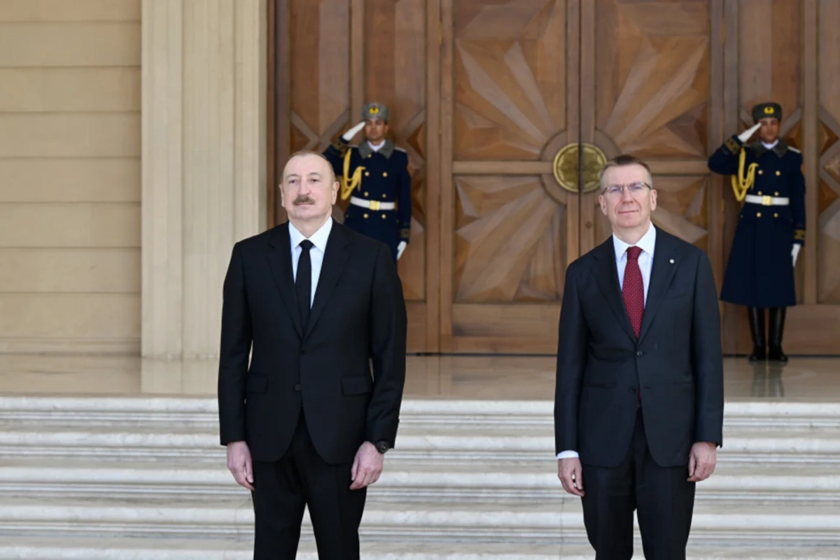 В аккаунтах Ильхама Алиева в соцсетях опубликованы кадры со встречи с латвийским коллегой