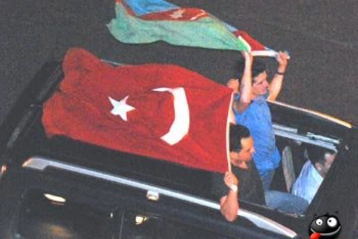 Turkiye yarım finalda - Bakıda gece partlayışı !