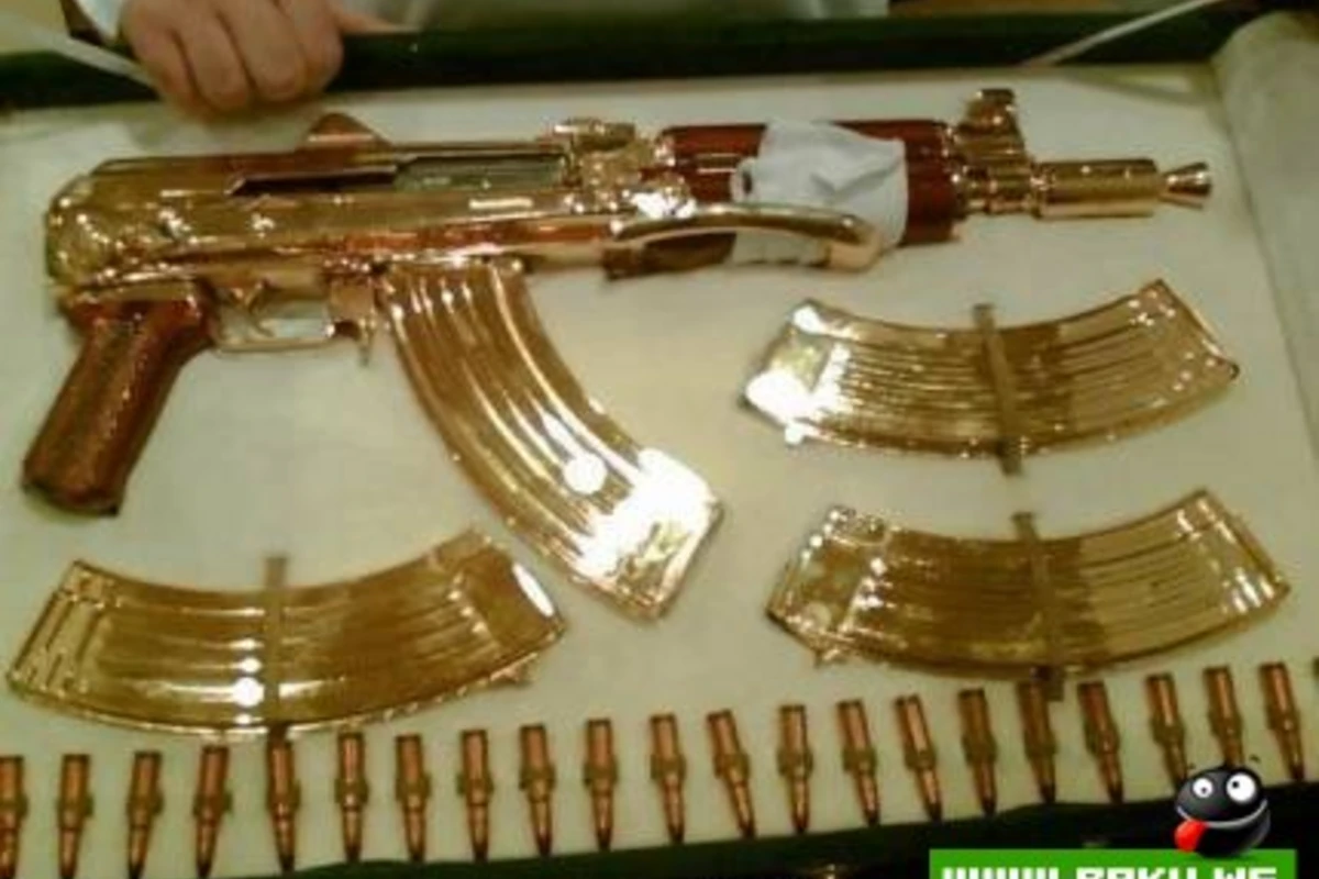 Qizili Kalashnikov Avtomati