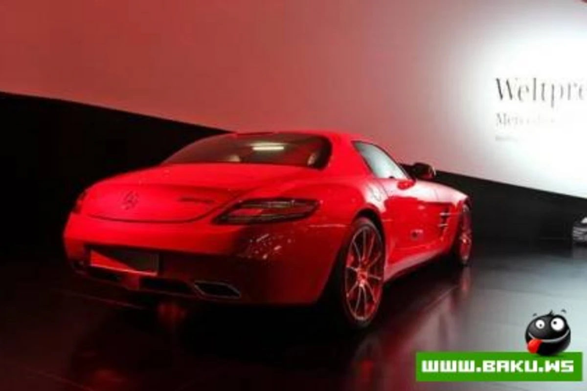 Mercedes SLS AMG in Red