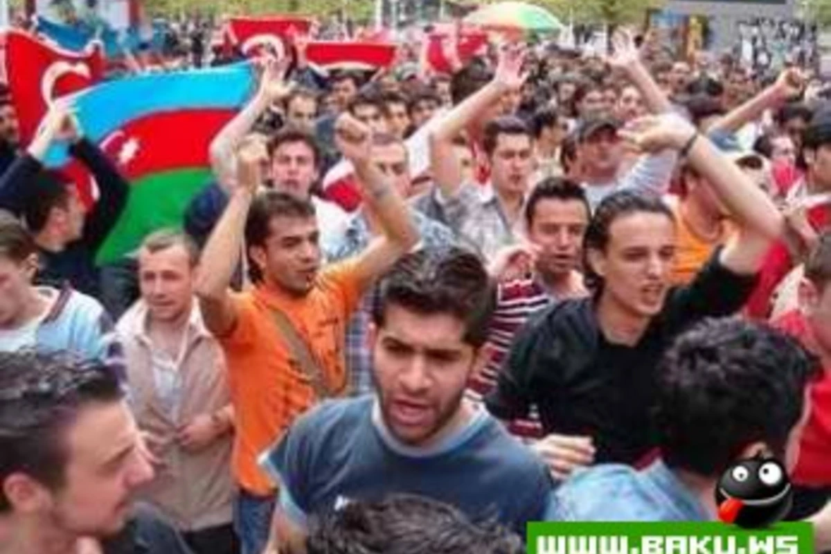 Azərbaycan bayrağı təhqir olundu!