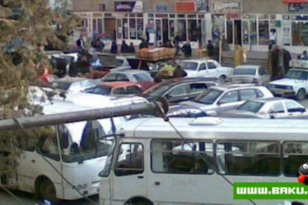 На дорогах в Баку два автобуса сошлись лоб в лоб