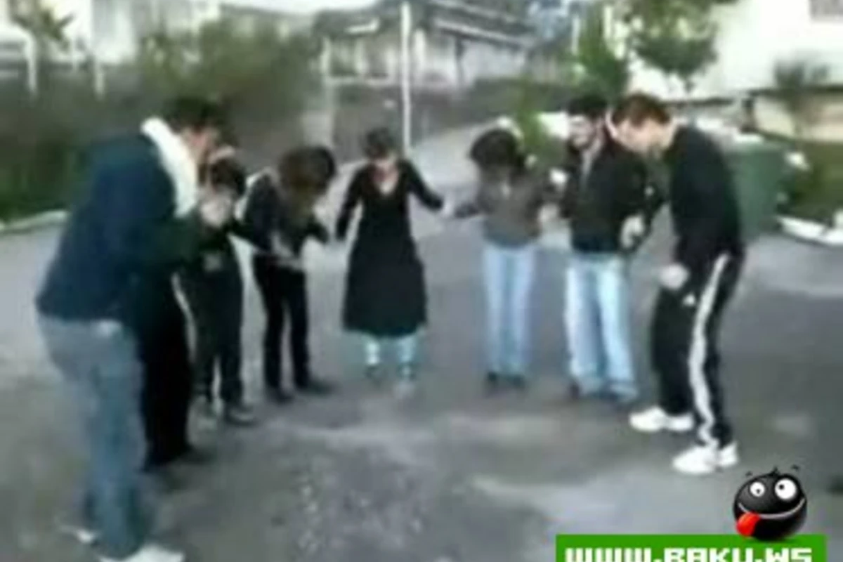 Siqnalizasiya səsi altında məzəli rəqs