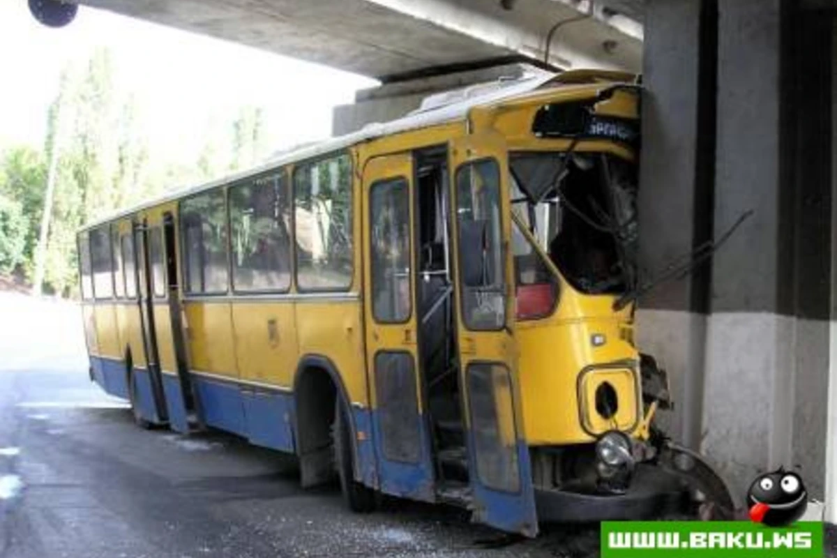 Bakıda dəhşətli qəza! 165 və 106 nömrəli avtobuslar toqquşub, nəticədə 5 nəfər ölüb.