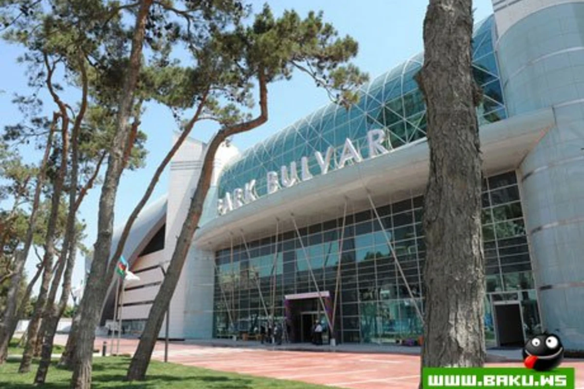 İlham Əliyev “Park Bulvar” ticarət və istirahət mərkəzinin açılışında iştirak etmişdir.