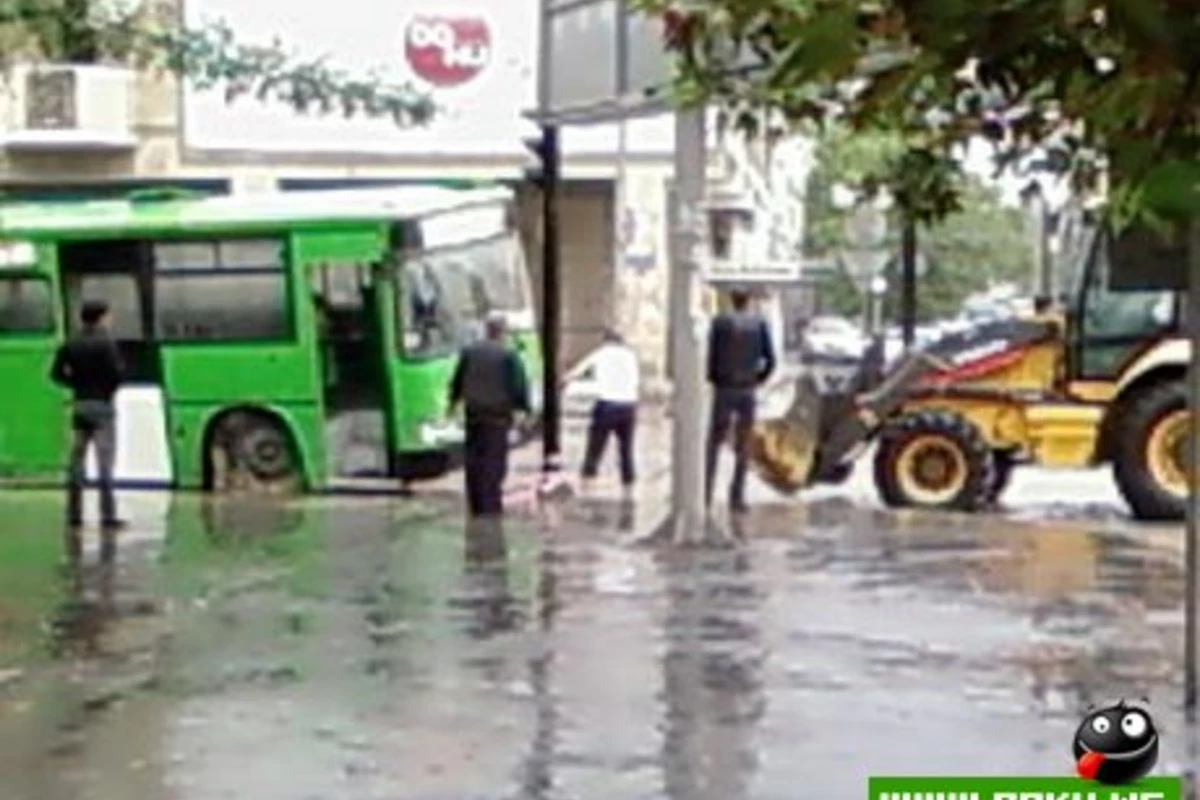 Avtobuslar şəhərin mərkəzində batdı
