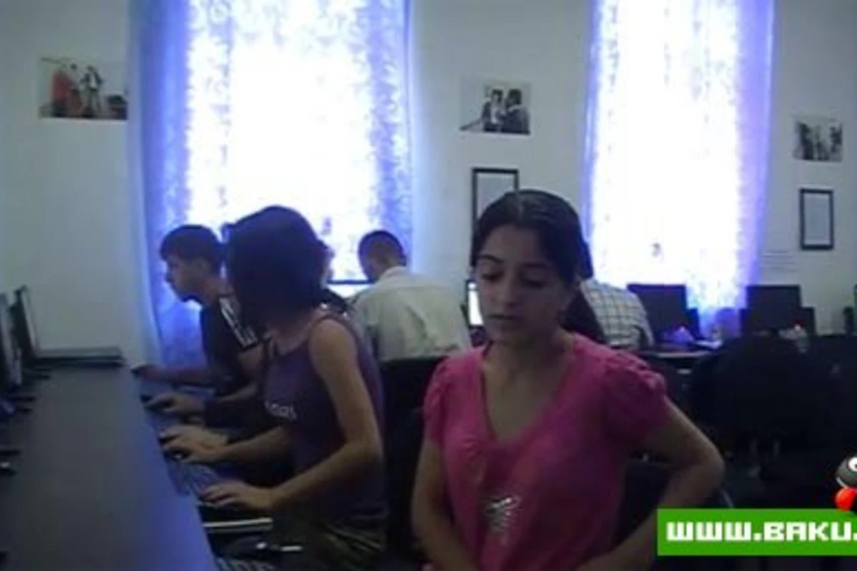Qubada internetə gedən qızlar !