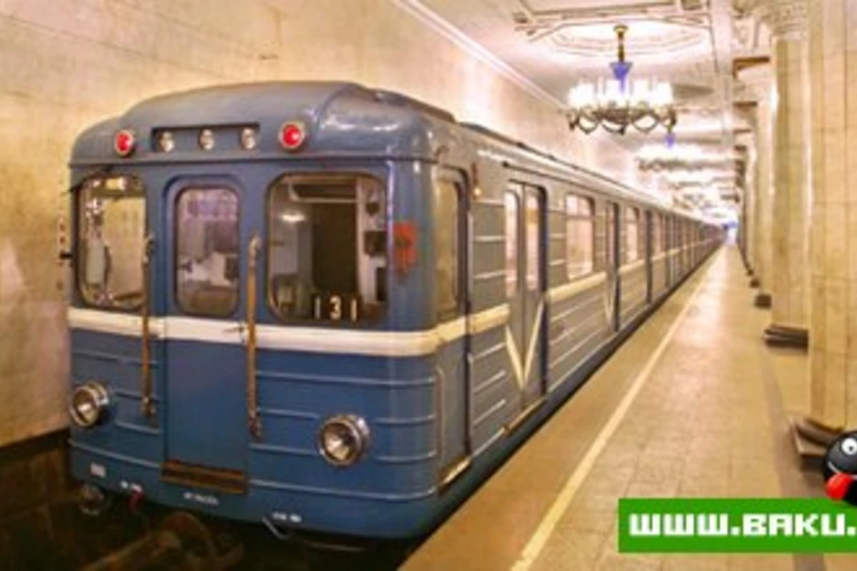 Bakı metrosunda cavan qız özünü qatarın altına atdı