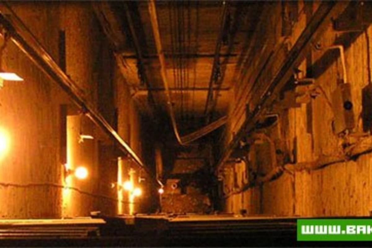 С 13-го этажа в шахту сорвался лифт с людьми, сотрудники МЧС пытаются спасти людей из шахты - ДОПОЛНЕНО