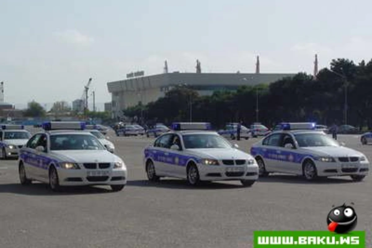 Polislə mübahisə edən sürücü maşında keçindi