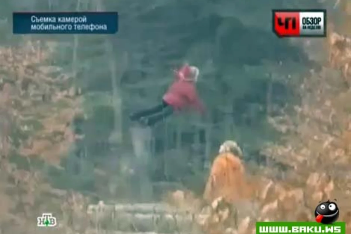 Летающая девочка в лесу