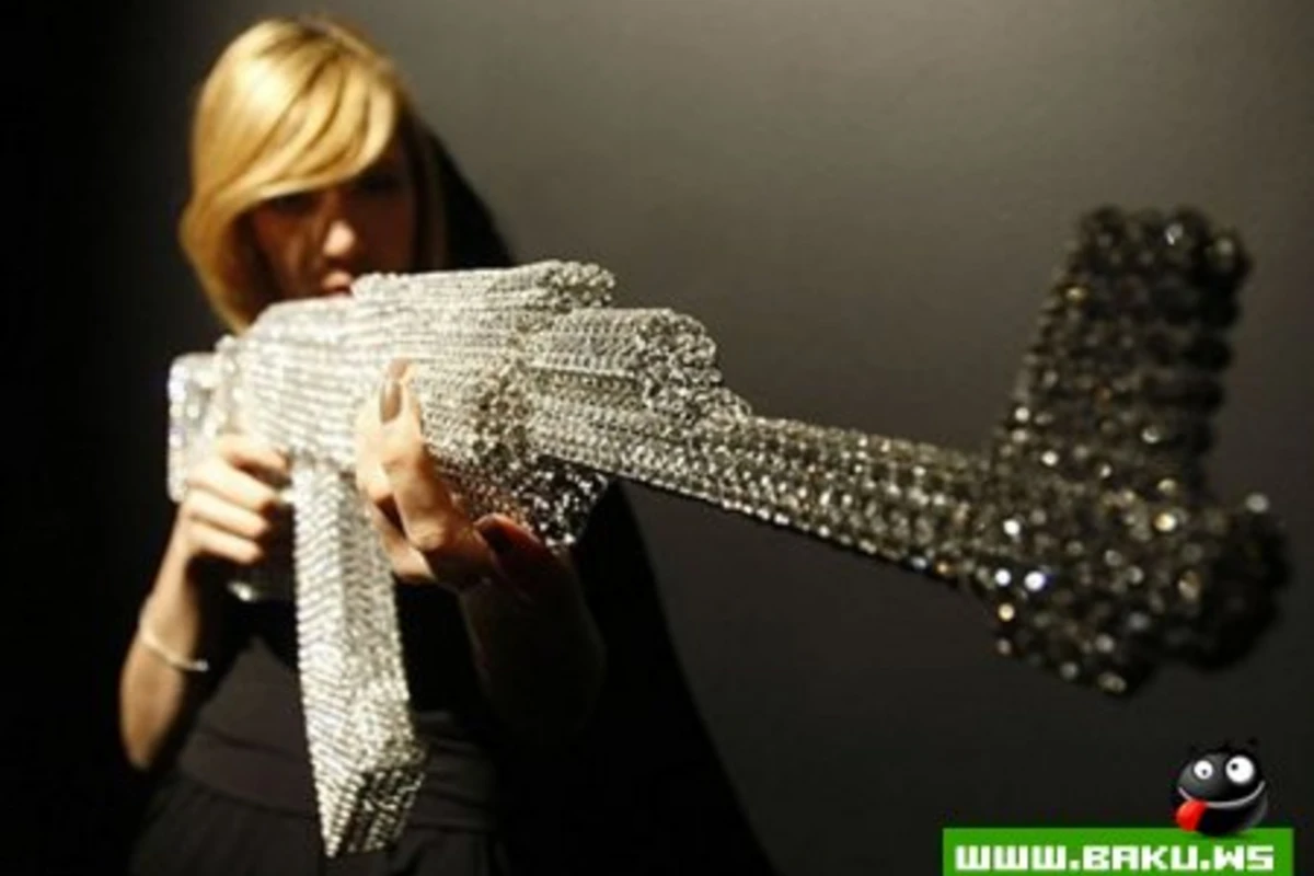 Автомат Калашникова и человеческий скелет… в стразах Swarovski - ФОТО