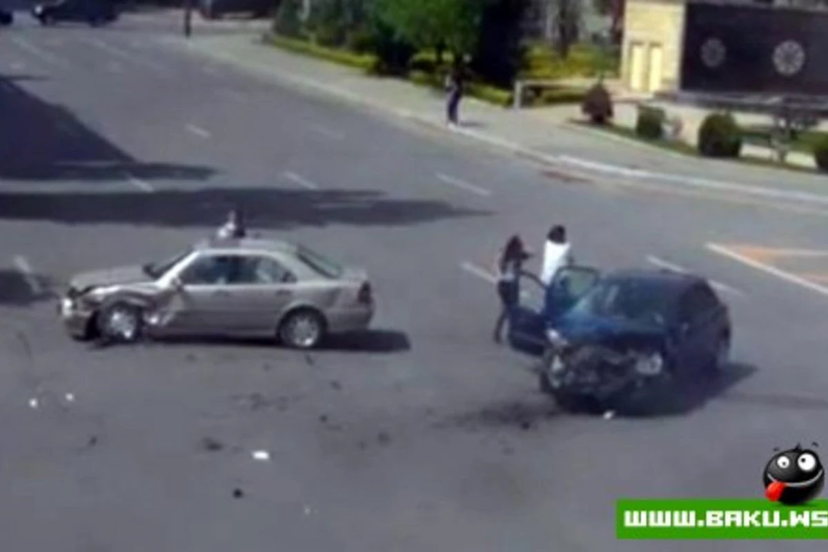 Страшные кадры ДТП в Баку - ВИДЕО