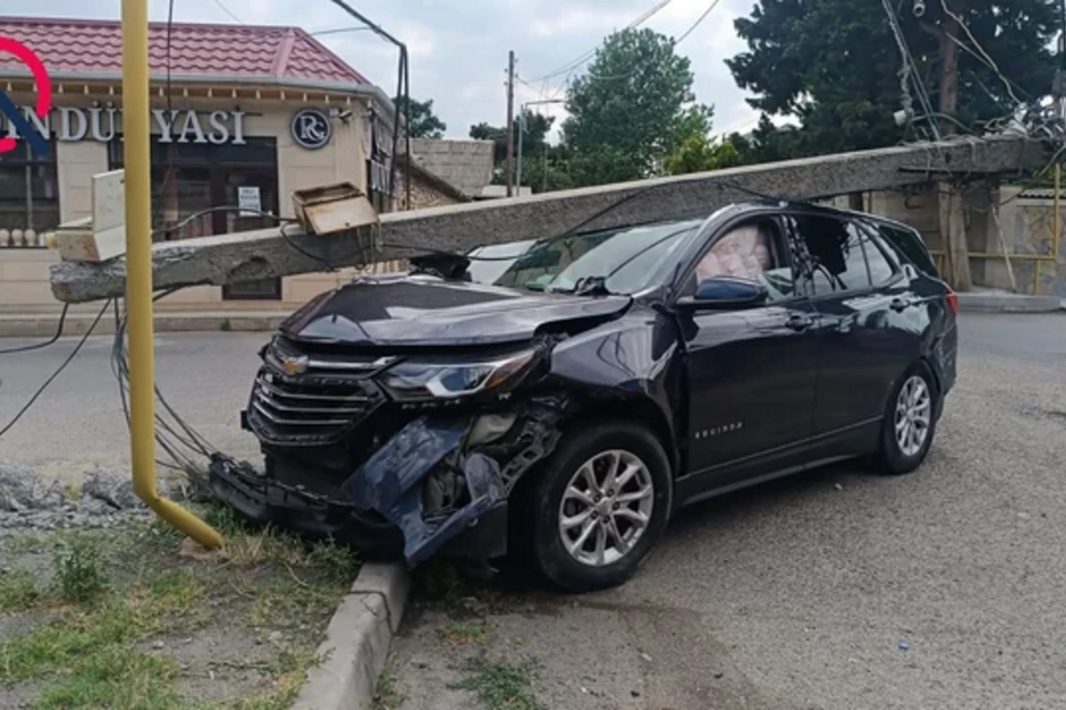 Tovuzda qəza: Chevrolet işıq dirəyinə çırpıldı