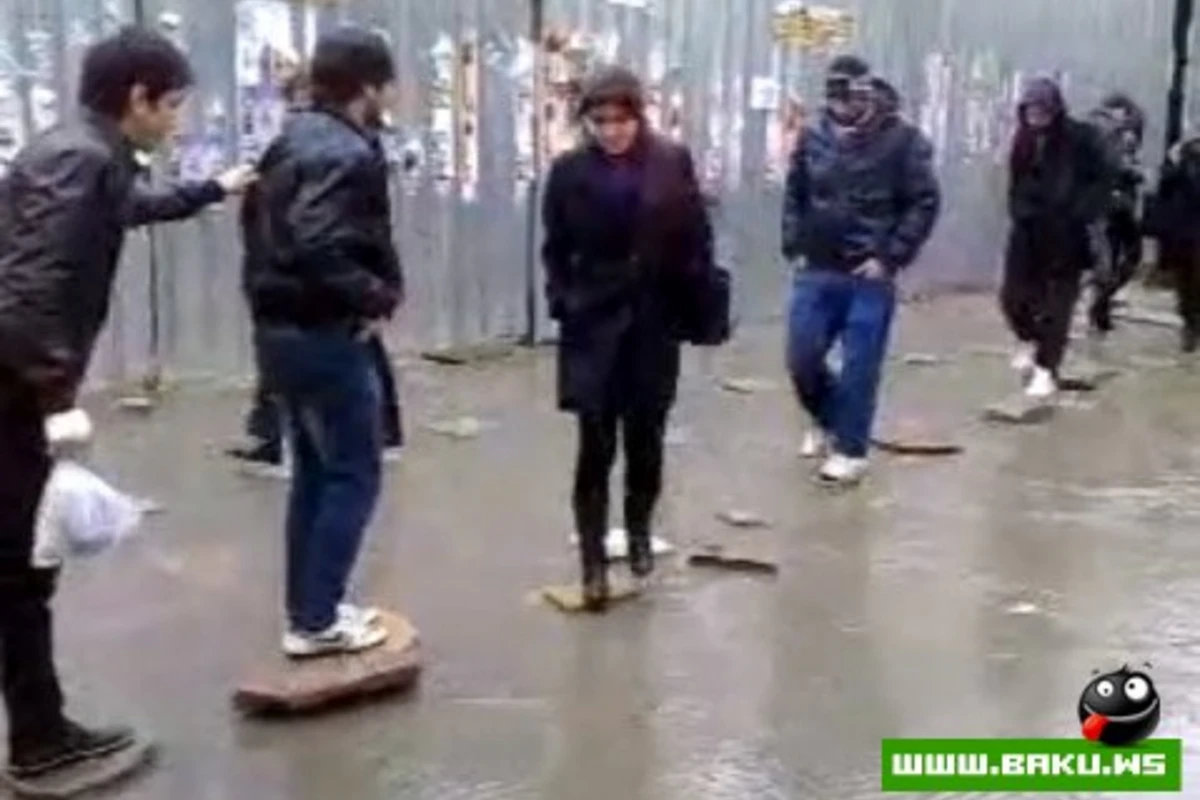 Yağışdan sonra BDU-nun qarşısı - video