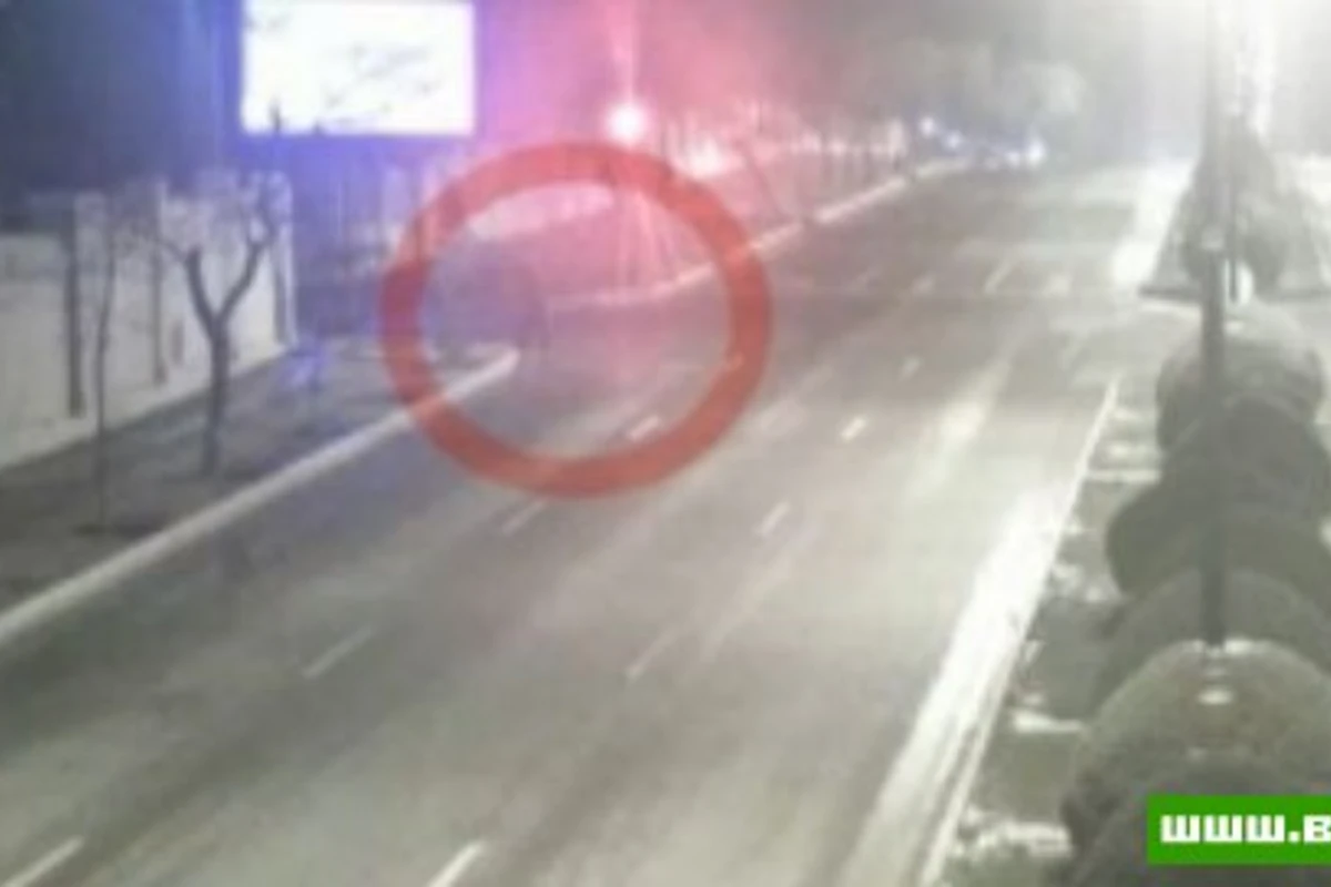 В Баку в результате ДТП погиб пешеход, отлетевший от удара на 10 метров - видео