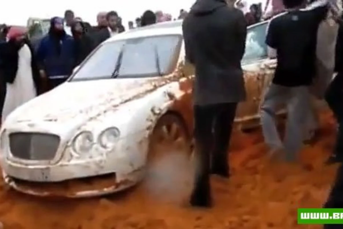 Bentley Continental Flying Spur в арабских песках