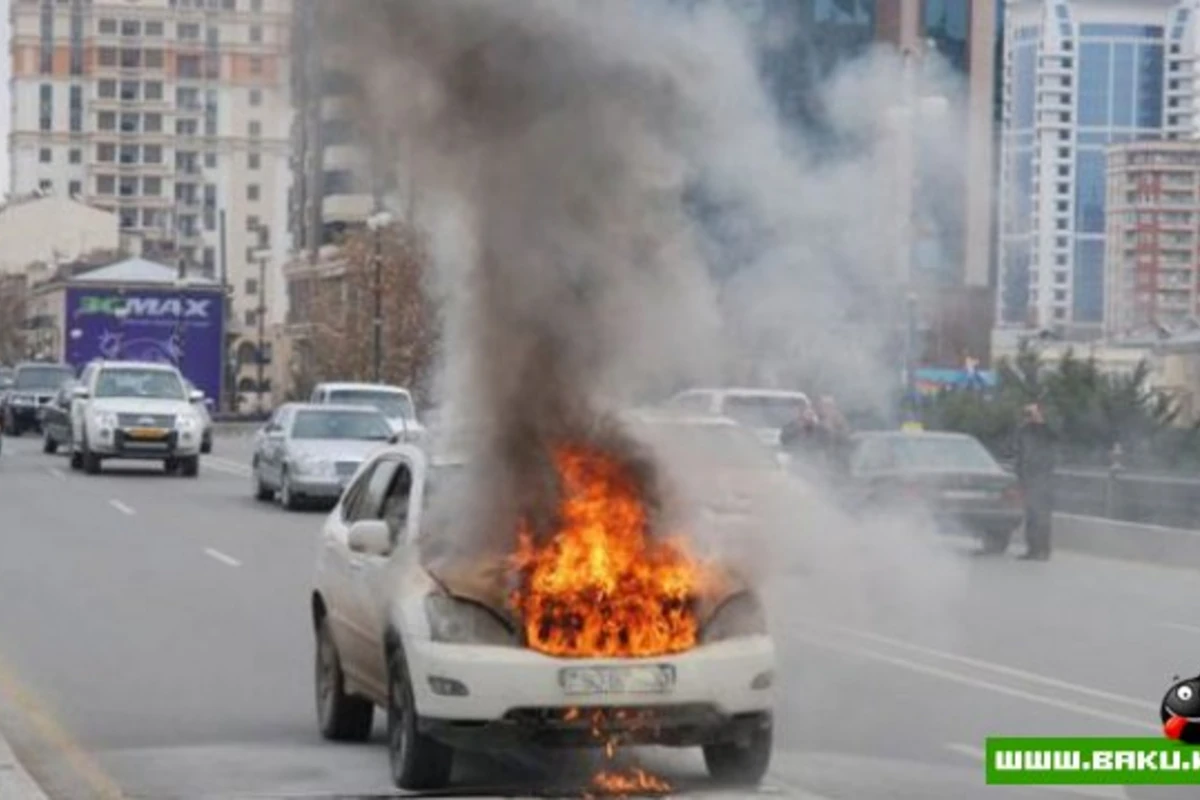 В центре Баку сгорел автомобиль известной танцовщицы