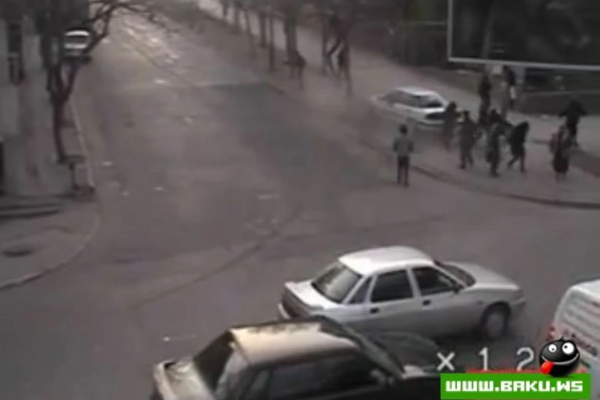 В Баку водитель протаранил людей на остановке (ВИДЕО)