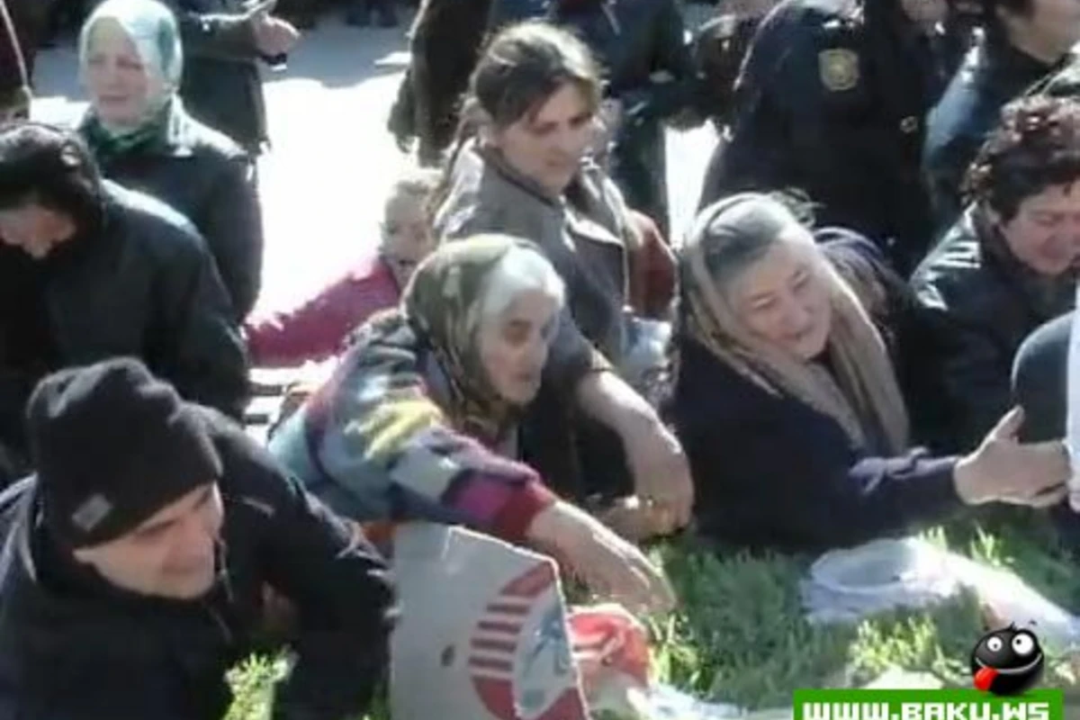Aç xalqın paxlava sevdası...