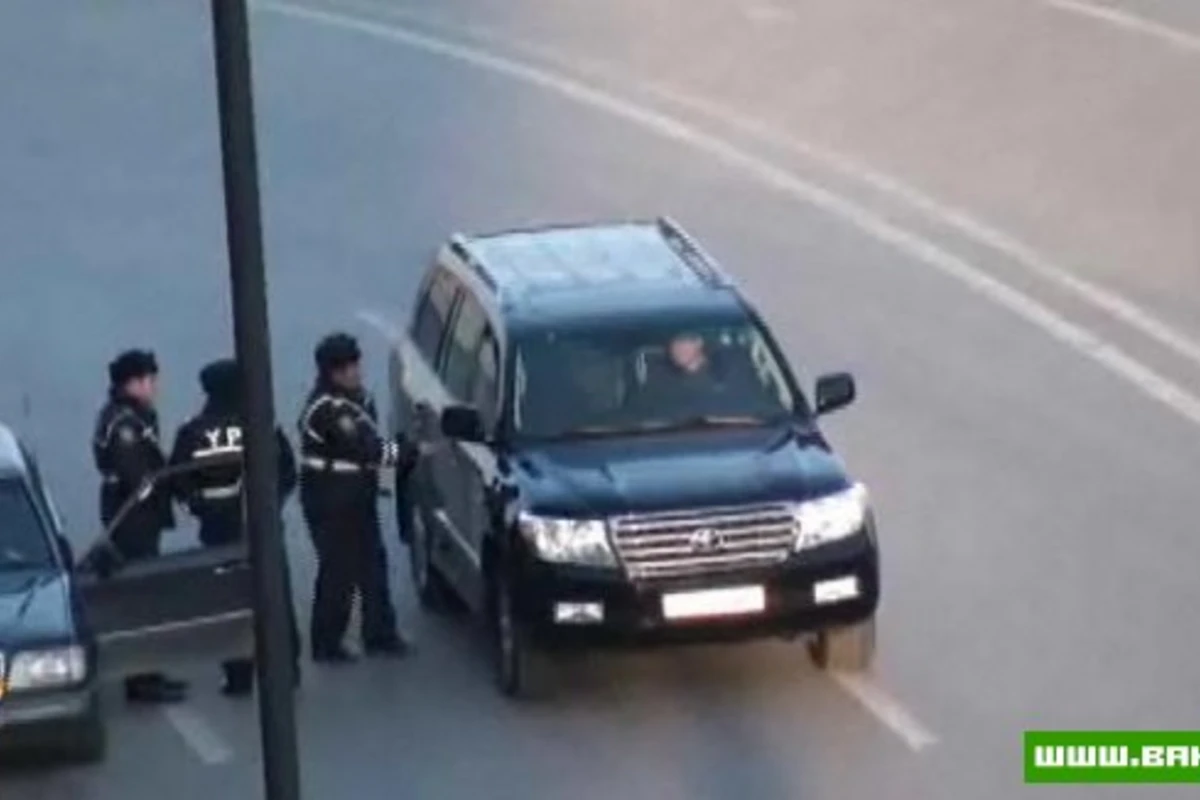 Dövlət yol polisi rüşvəti belə alır - VİDEO