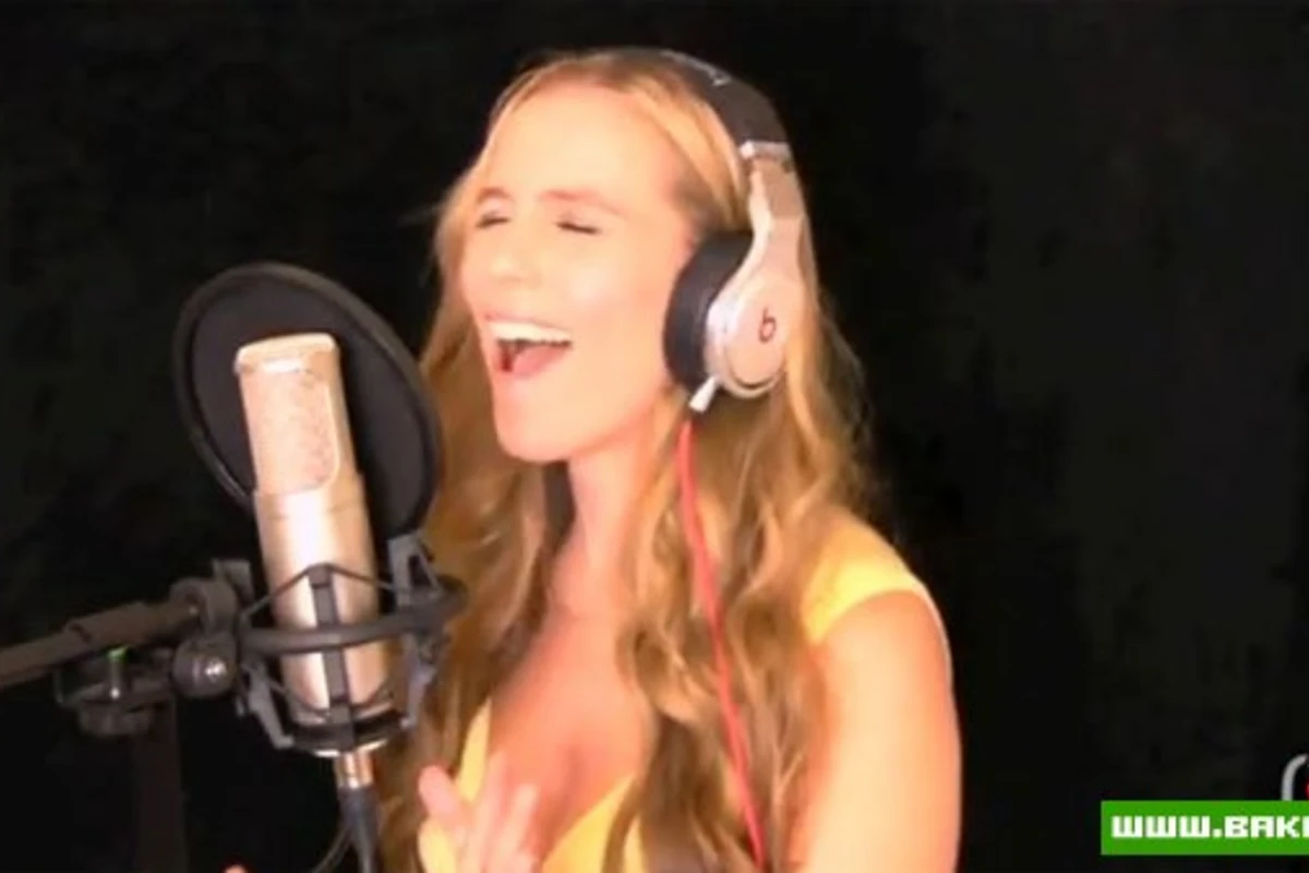 Известную песню Rolling in the Deep исполняют всем миром Известную песню Rolling in the Deep исполняют всем миром