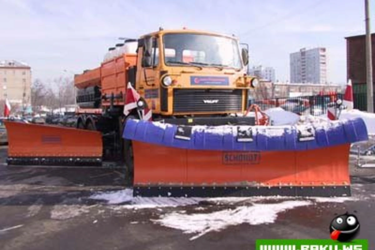 В Баку снегоуборочная машина переехала человека