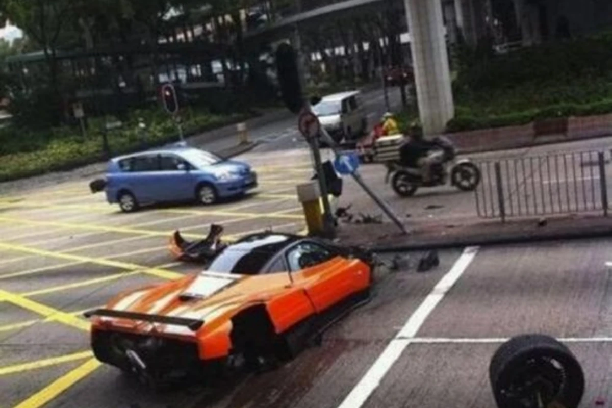 Pagani Zonda F разбили в Гонконге (10 фото)