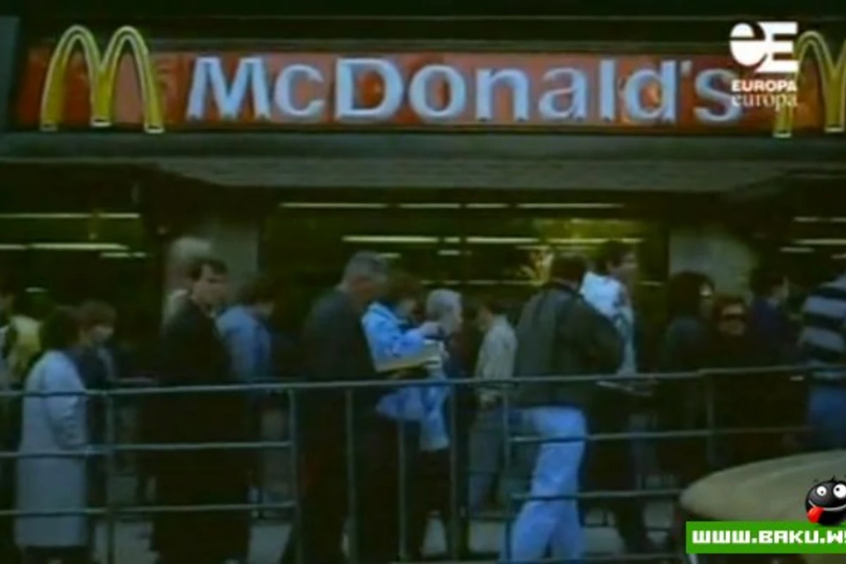 Огромная очередь в московский McDonalds в 1990 году [видео]