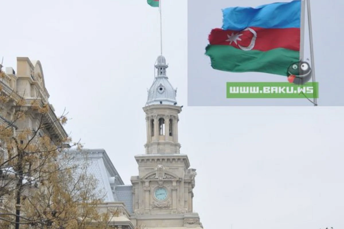 Флаг, висящий над зданием ИВ г.Баку порвался!