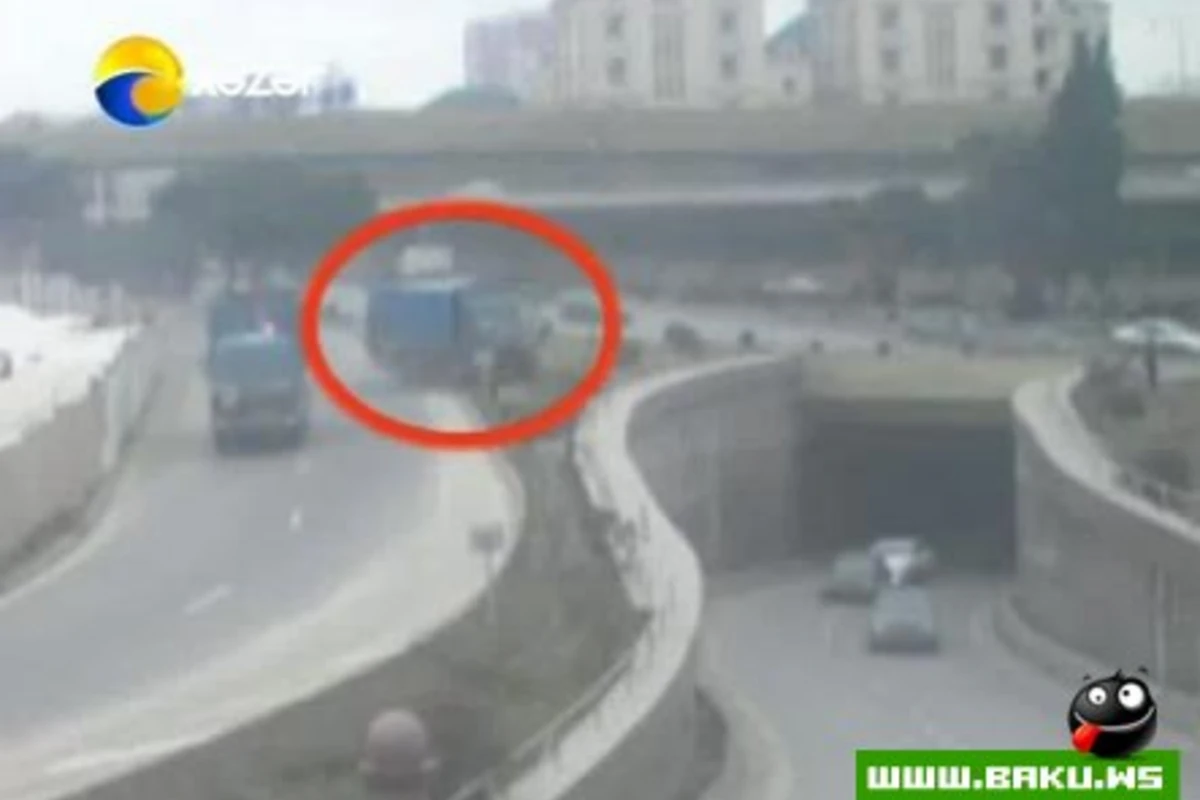 Zibil maşını körpüdən aşma görüntüləri [video]