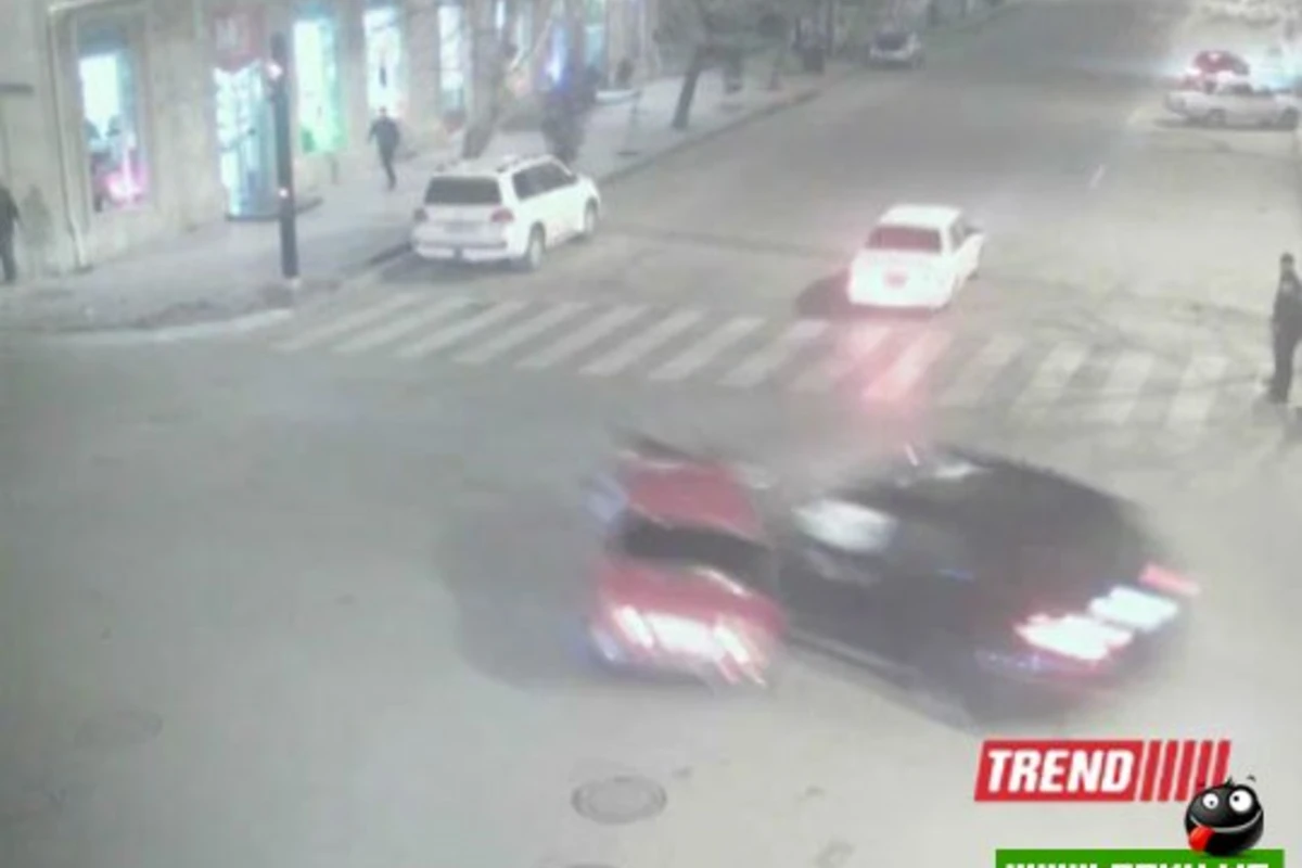 Автомобиль без водителя совершил ДТП в Баку [видео]