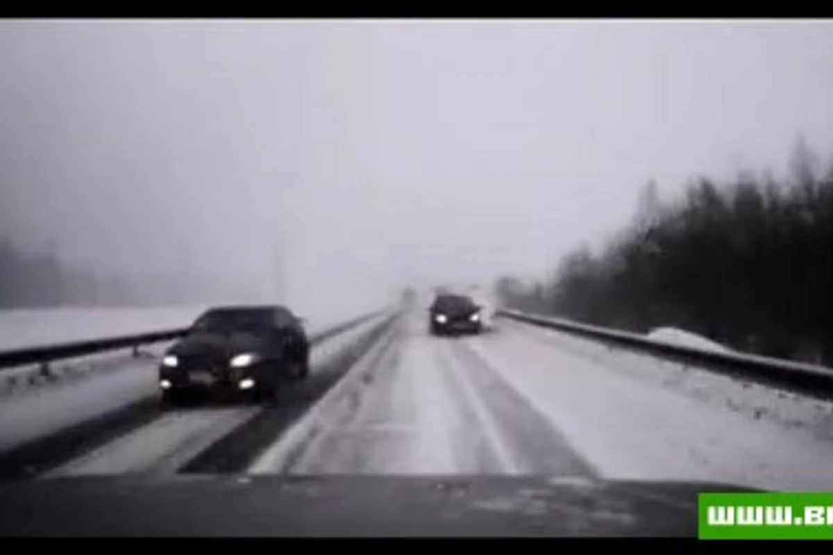 Очень везучий водитель [видео]