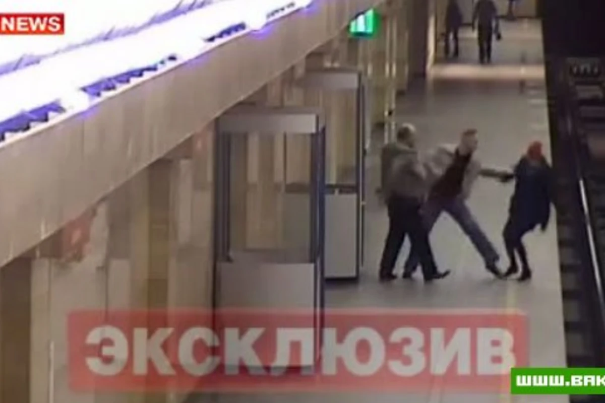 Мужчина столкнул работницу метро на рельсы [видео]