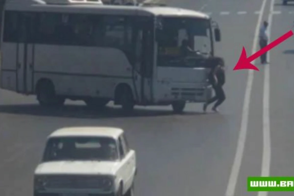 В Баку автобус сбил беременную женщину [видео]