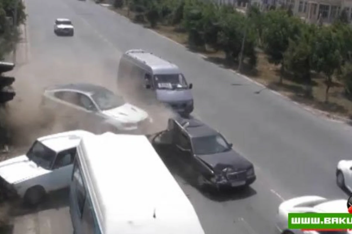 Цепная авария в центре Баку - ВИДЕО