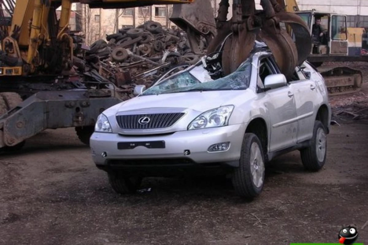 Уничтожения Lexus RX350 (17 фото)