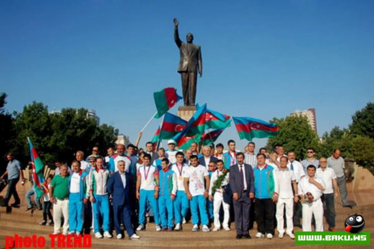 Азербайджанские олимпийцы посетили памятник Общенациональному лидеру Гейдару Алиеву
