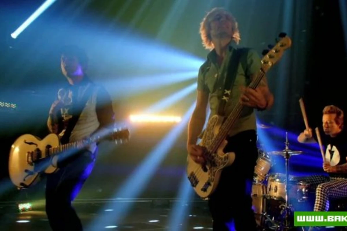 Панк-танцы и убийство ди-джея в видеоклипе весельчаков «Green Day» - «Kill The DJ»