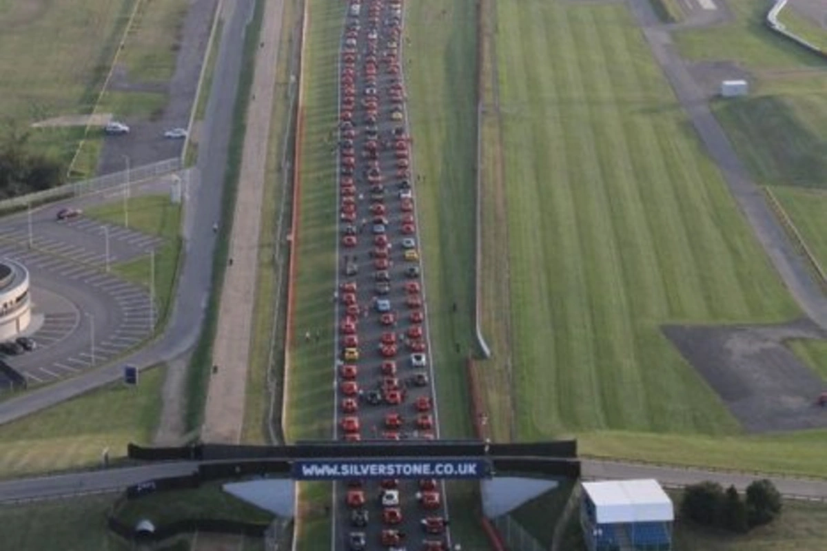 Почти 1000 Ferrari [видео]