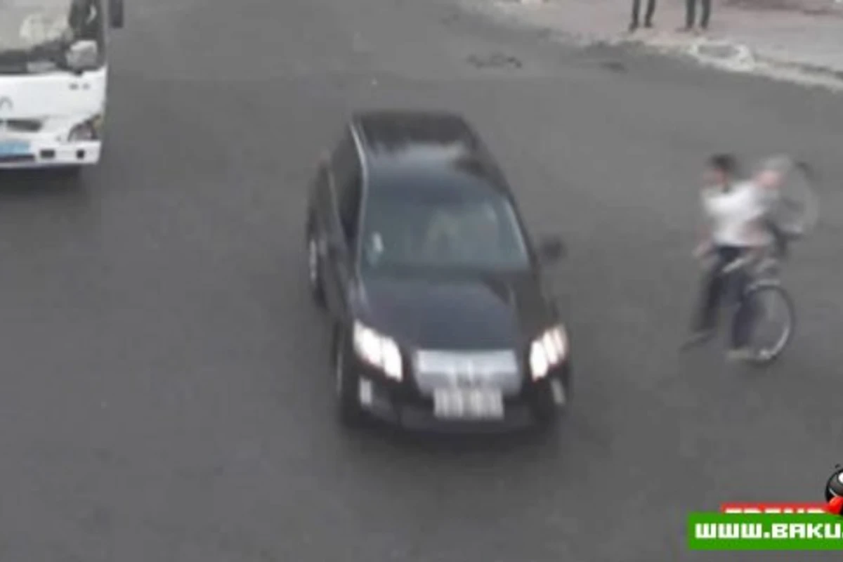 Как автомобили давят пешеходов на дорогах Баку [видео]