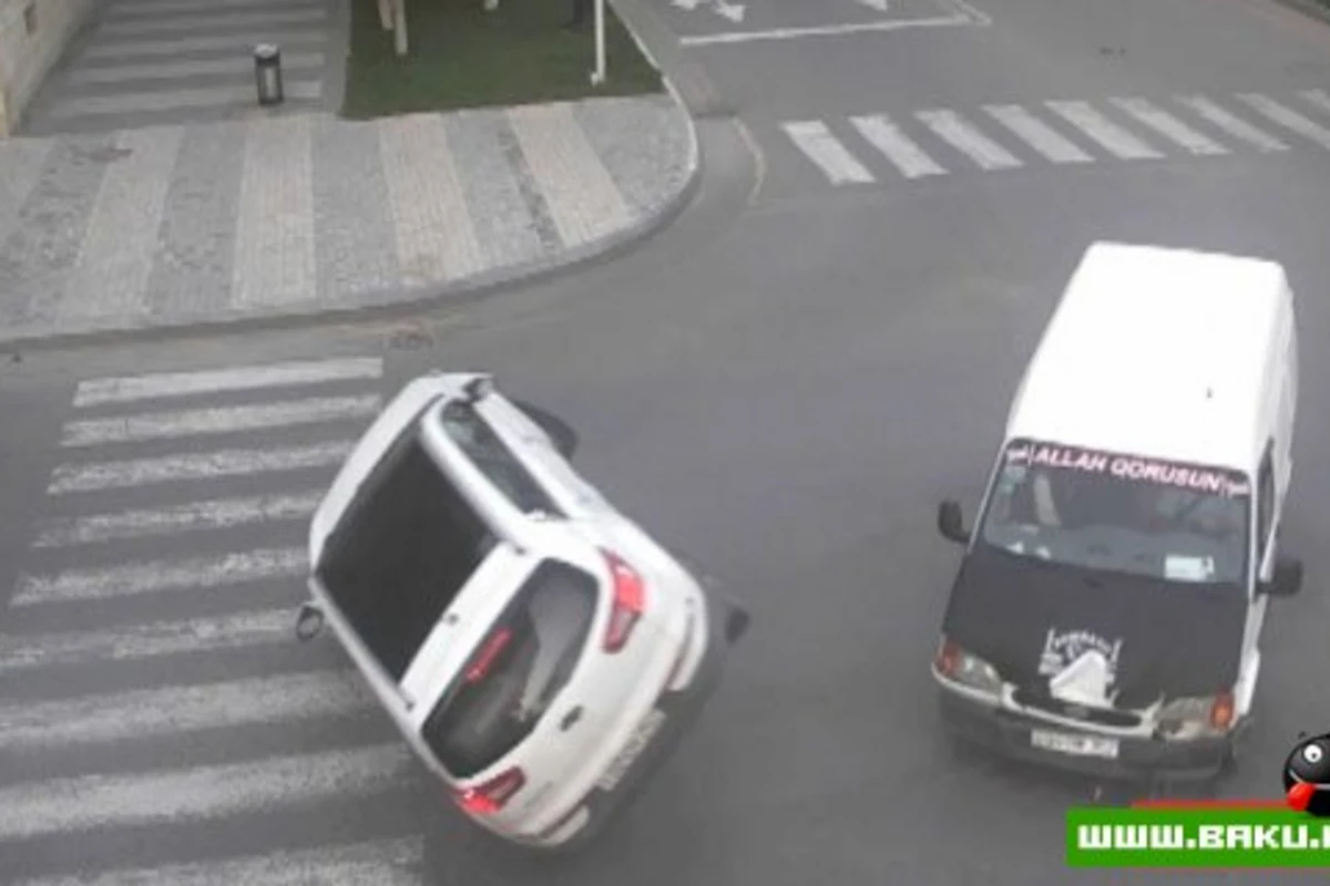 Микроавтобус устроил цепную аварию в Баку [видео]