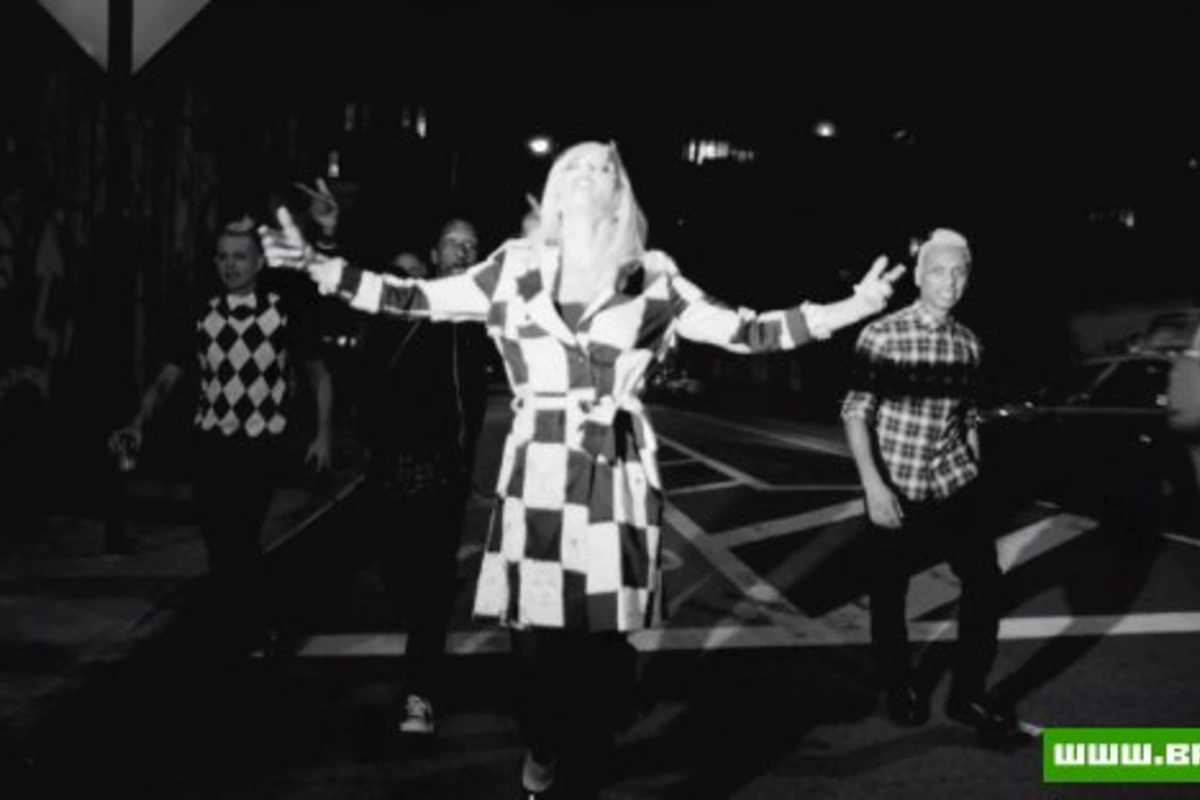 Дикие пляски с «No Doubt» в видеоклипе «Push And Shove»