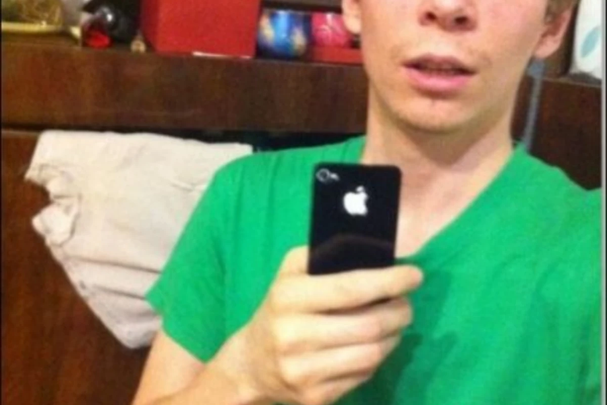 Как сфотографировать себя айфоном, которого нет?